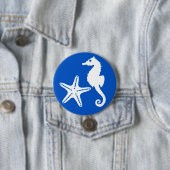 Zeepaard en zeester - wit op kobalblauw ronde button 7,6 cm (In situ)