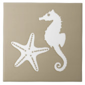 Zeepaard en zeester - wit op taupe tanqua tegeltje (Voorkant)