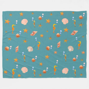 Zeepaarden, schelpen en zeesterren op turquoise fleece deken