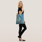 Zeepaardje tussen zeewier tote bag (Op model)