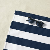 Zeepaardmarineblauw Stripe Nautical Monogram stran Strandlaken (In situ)