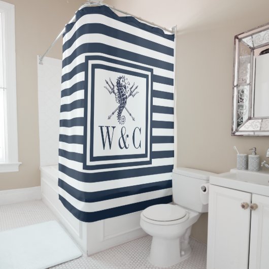 Zeepaardmonogram Navy Blue Striped Nautical Douchegordijn (In situ)