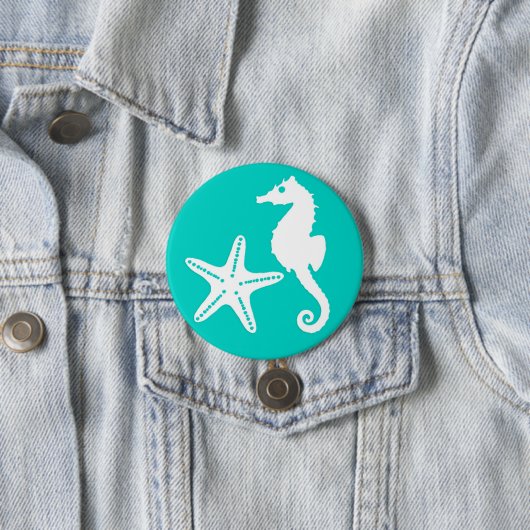 Zeepaardvis - wit op turquoise ronde button 7,6 cm (In situ)