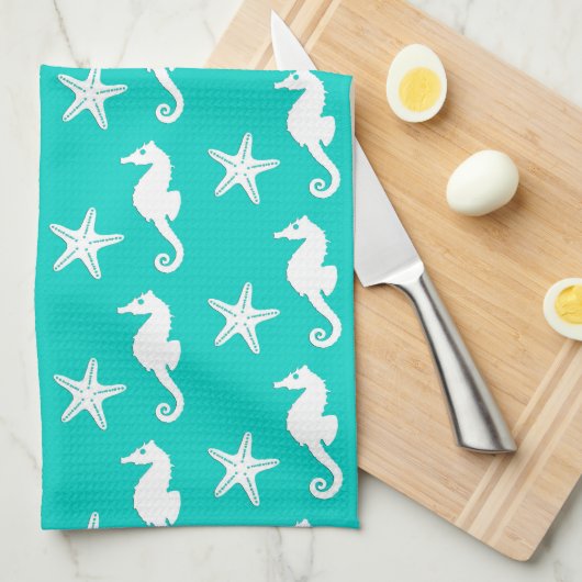 Zeepaardvis - wit op turquoise theedoek (Quarter Fold)