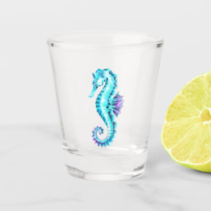 Zeepaerdje van kristal ijs op blauwe achtergrond shot glas