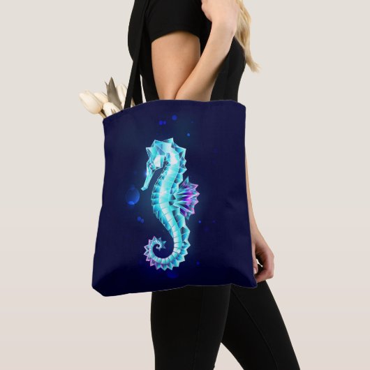 Zeepaerdje van kristal ijs op blauwe achtergrond tote bag (Dichtbij)
