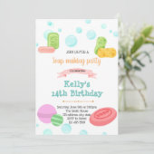 Zeepbom maakt uitnodiging voor verjaardag (Staand voorkant)
