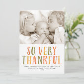 Zeer dankbaar Thanksgiving met gebilde brieven Feestdagenkaart (Staand voorkant)