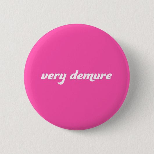 Zeer Demure Badge Pin knop Ronde Button 5,7 Cm (Voorkant)