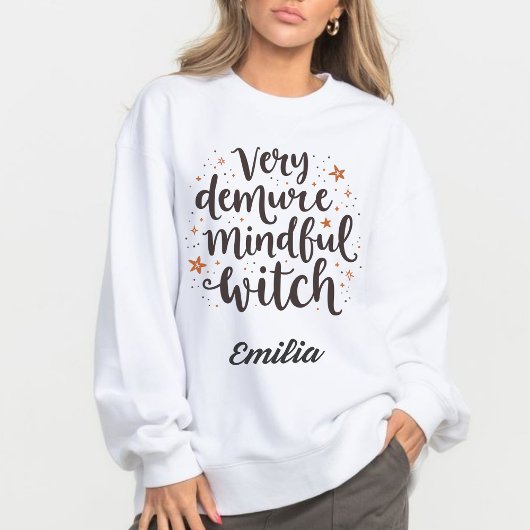 Zeer demure, mindful Witchy aangepaste naam Hallow T-shirt