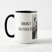 Zeer gemotiveerde slaperige buldog met een houding mok (Links)