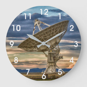 Zeer grote array bij zonsondergang klok