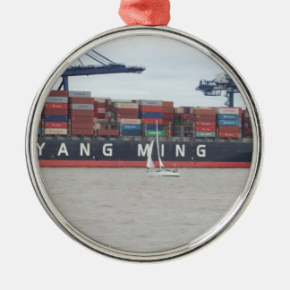 Zeer klein jacht zeer groot schip! metalen ornament