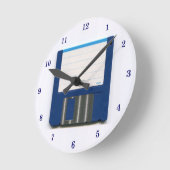 Zeer koude wandklok met diskettestation (Hoek)