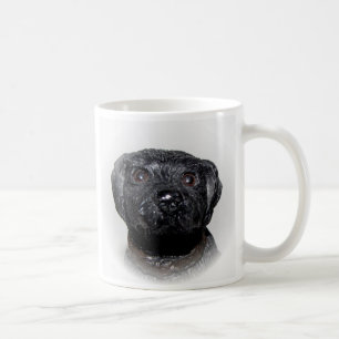 Zeer koude zwarte labrador retriever koffiemok