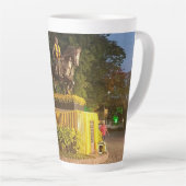 Zeer mooi ontwerp op latte mok (Rechterhoek)