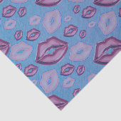 Zeer Periwinkle Kisses Lips in de schaduw van Paar Tissuepapier (Detail)