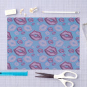 Zeer Periwinkle Kisses Lips in de schaduw van Paar Tissuepapier (Craft)