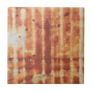 Zeer ruw metalen buitenmuur van een plattelandsuit tegeltje