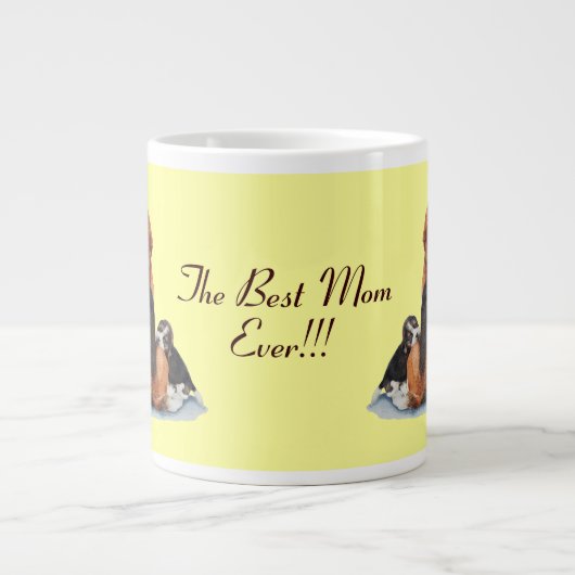 zeer schattige puppy beagle die mum hond knuffelt grote koffiekop (Voorkant)