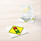 Zeer vage klassieke verkeerstekens achter het scho kartonnen onderzetters (Insitu)