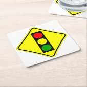 Zeer vage klassieke verkeerstekens achter het scho kartonnen onderzetters (Schuin)