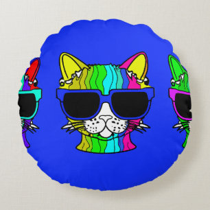 Zeer wollige regenboogkat met glans op blauw rond kussen