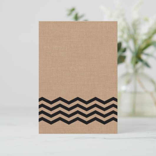 Zeer zwarte Chevrons op Burlap RSVP (Staand voorkant)