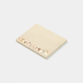 Zeesand met rij van zeeschelpen post-it® notes (Schuin)