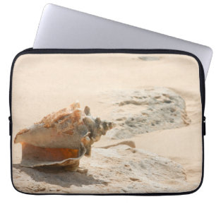 Zeeschalen aan de strand laptop sleeve