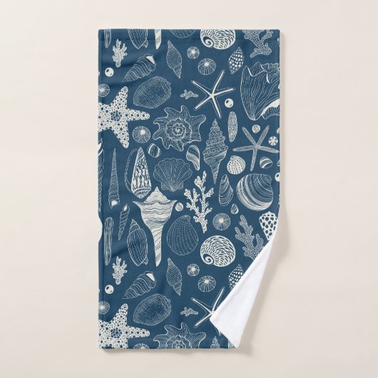 Zeeschalen op donkerblauw bad handdoek (Handdoek)