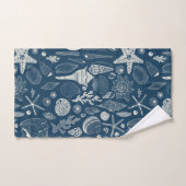 Zeeschalen op donkerblauw bad handdoek (Handdoek)