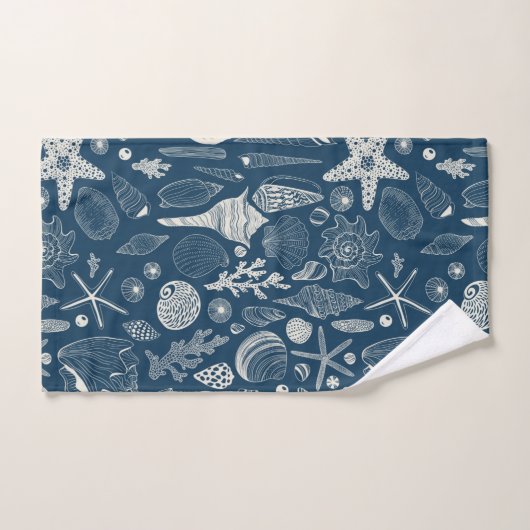 Zeeschalen op donkerblauw bad handdoek (Handdoek)