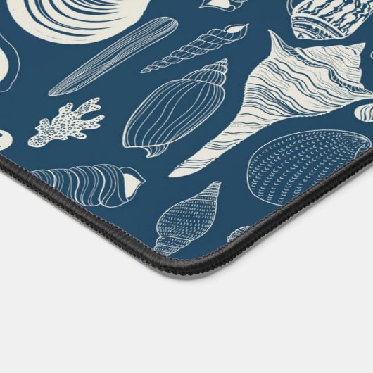 Zeeschalen op donkerblauw bureaumat (Hoek)