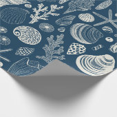 Zeeschalen op donkerblauw cadeaupapier (Hoek)