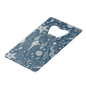 Zeeschalen op donkerblauw creditkaart flessenopener (Achterkant Gekanteld)