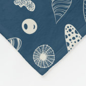 Zeeschalen op donkerblauw fleece deken (Hoek)