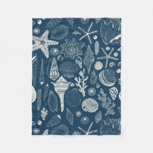 Zeeschalen op donkerblauw fleece deken