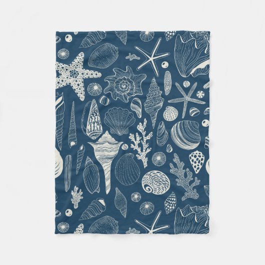 Zeeschalen op donkerblauw fleece deken (Voorkant)