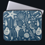 Zeeschalen op donkerblauw laptop sleeve<br><div class="desc">Door de hand getrokken vectorpatroon met zeeschelpen</div>