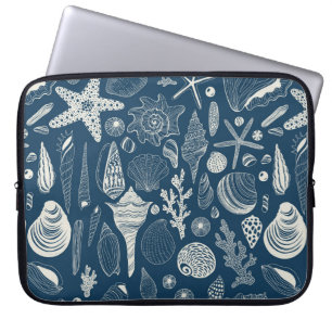 Zeeschalen op donkerblauw laptop sleeve
