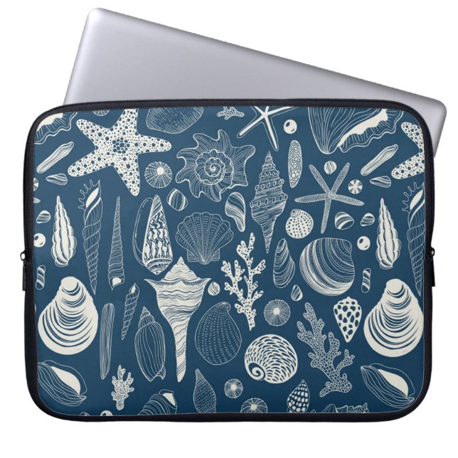 Zeeschalen op donkerblauw laptop sleeve (Voorkant)