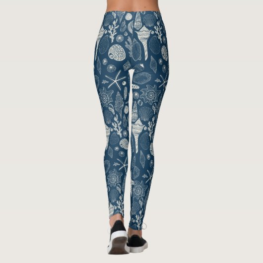 Zeeschalen op donkerblauw leggings (Achterkant)