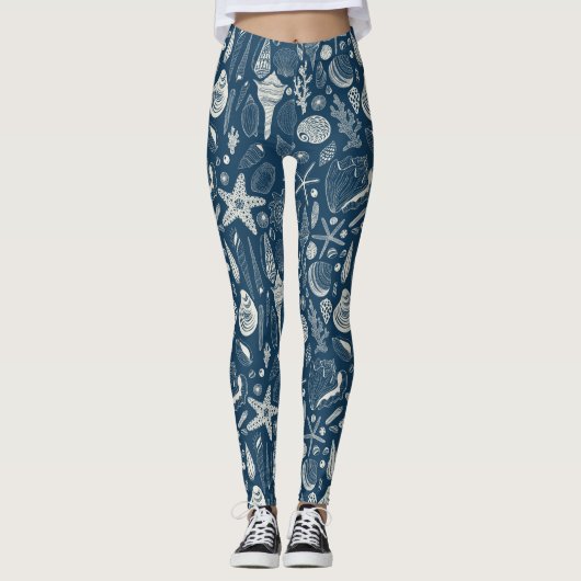 Zeeschalen op donkerblauw leggings (Voorkant)