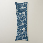 Zeeschalen op donkerblauw lichaamskussen (Voorkant Verticaal)