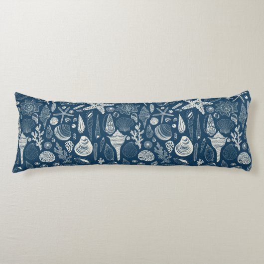 Zeeschalen op donkerblauw lichaamskussen (Voorkant)