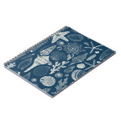 Zeeschalen op donkerblauw notitieboek (Linkerzijde)