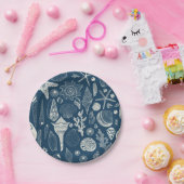 Zeeschalen op donkerblauw papieren bordje (Feest)