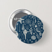 Zeeschalen op donkerblauw ronde button 5,7 cm (Voorkant /achterkant)