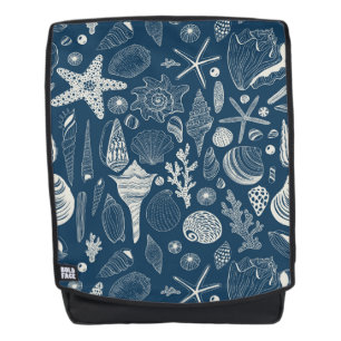 Zeeschalen op donkerblauw rugtassen